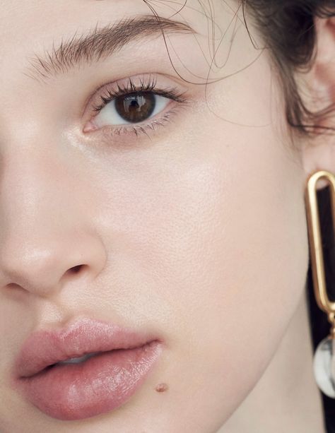 Anais Pouliot L’Officiel Baltics Wet Beauty Look Editorial Pretty Pegs, Pale Skin Makeup, Photography Random, Black Cushion, Face Study, Avant Garde Makeup, Clear Glowing Skin, Canadian Models, Eye Brows