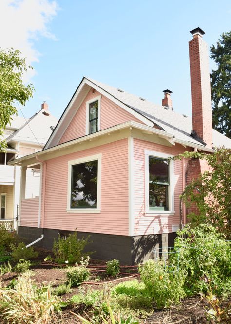 Lovely! Pink House White Trim, Pink House Exterior, Prairie Modern, Bay Cottage, Coral House, Exterior Houses, Green Windows, Paint Your House, Big Magic