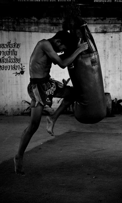 ♂ world Martial Arts Muay Thai black & white boxing Muay Boran, Thai Box, Boxe Thai, Muay Thai Training, Mma Boxing, Combat Sport, Punching Bag, Brazilian Jiu Jitsu, Aikido