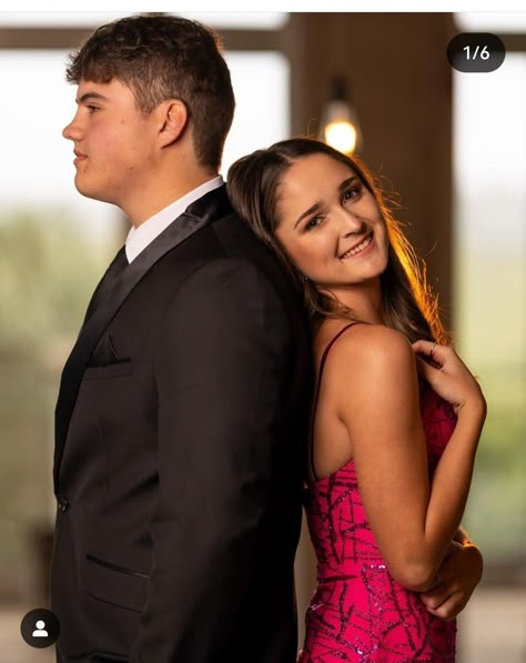 Formal Partner Photos, Prom Photoshoot With Family, Matric Fairwell Photoshoot Ideas, School Dance Poses Couple, Matrick Fairwell Photoshoot, Formal Dance Photo Ideas, Prom Fotoshoot Ideas Couple, Matriek Farewell Photoshoot Ideas, Senior Prom Picture Ideas