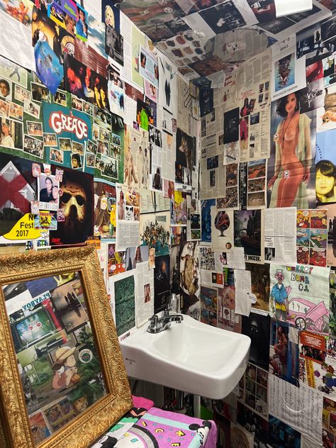 Dive Bar Bathroom, Grunge Bathroom, Baddie Bathroom Ideas, 90s Bathroom, Aesthetic Graffiti, Bathroom Graffiti, Home Bathroom Decor, Interior Design Bathroom, Background Reference