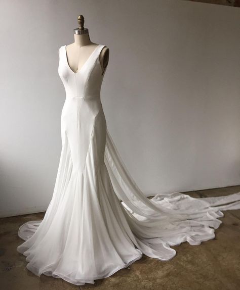 Custom gown for Clare. Silk chiffon and 4ply crepe with architectural seaming and the flowiest skirt. Custom commissions are fully booked for 2017 weddings, but link in bio for 2018 and beyond brides! Jewel Tone Wedding Invitations, Carol Hannah Bridal, Carol Hannah, Fully Booked, Minimalist Wedding Dresses, Custom Gown, Oregon Wedding, Wedding Bridesmaid Dresses, Fairytale Wedding