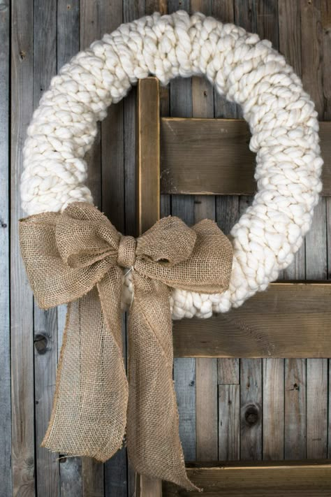 Knitted Wreath, Couronne Diy, Yarn Wreath, Christmas Wreaths To Make, Easy Craft Projects, Rustic Wreath, Diy Holiday Decor, Frame Wreath, Christmas Wreaths Diy