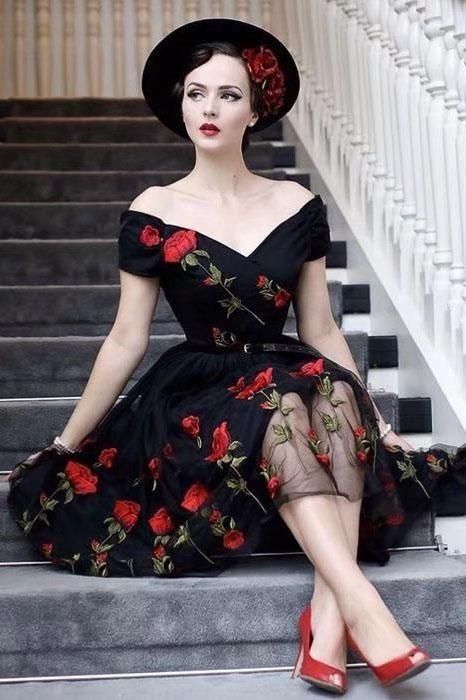 Historia creada con el fin de complacer a los amantes de los atuendos… #detodo # De Todo # amreading # books # wattpad Dresses With Flowers, Stile Pin Up, Couture Dior, Black Homecoming Dresses, Idda Van Munster, Mini Prom Dresses, Black Homecoming Dress, Formal Ball Gown, Chique Outfits