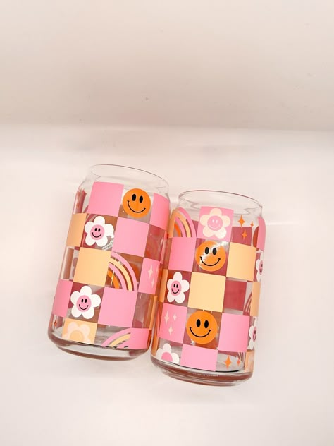 Designs For Glass Cups, Glass Cup Painting Designs, Cute Cup Painting Ideas, Glass Can Designs, Cute Glass Cup Designs, Vinyl Glass Cups, Vinyl Cup Designs, Trendy Cups, Cricut Glass Cups