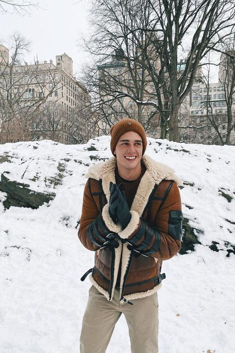 Snow Outfit Men, Winter Outfit Christmas, Outfit Christmas Party, Xavier Serrano, Snow Photoshoot, New York Outfits, Instagram Men, Santa Outfit, Outfit Christmas