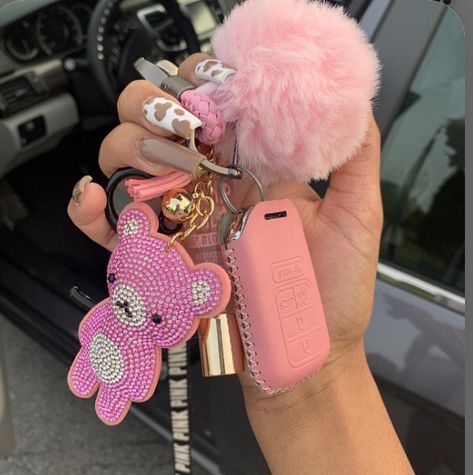 Y2k Keychain Aesthetic, Pink Car Keys Aesthetic, Pink Car Keychain, Pink Keychain Ideas, Cute Car Keys Aesthetic, Pink Keychain Aesthetic, Lanyard Aesthetic Keychain, Cute Car Keychains, Pink Car Keys