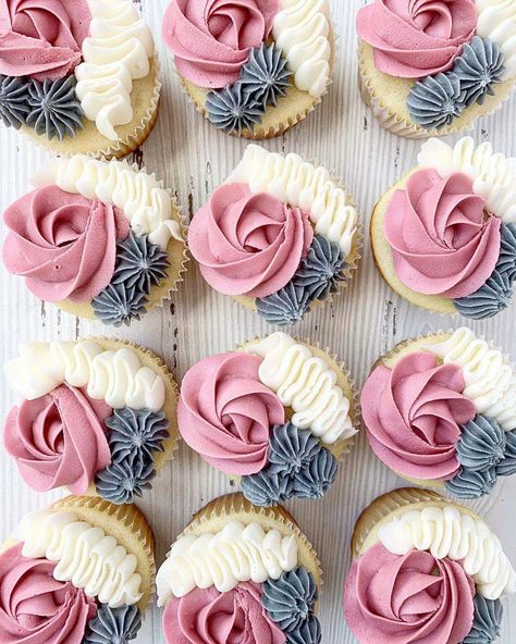 @cakedbysamantha used tips 1M, 4B, 104 to create these simple, yet elegant buttercream cupcakes! Find more cupcake decorating inspiration here: http://ow.ly/YGjd50wNO0r Frost Cake, Rodjendanske Torte, Elegant Cupcakes, Cupcake Decorating Tips, Pretty Cupcakes, Cupcake Cake Designs, Wilton Cake Decorating, Buttercream Cupcakes, Cake Decorating Classes