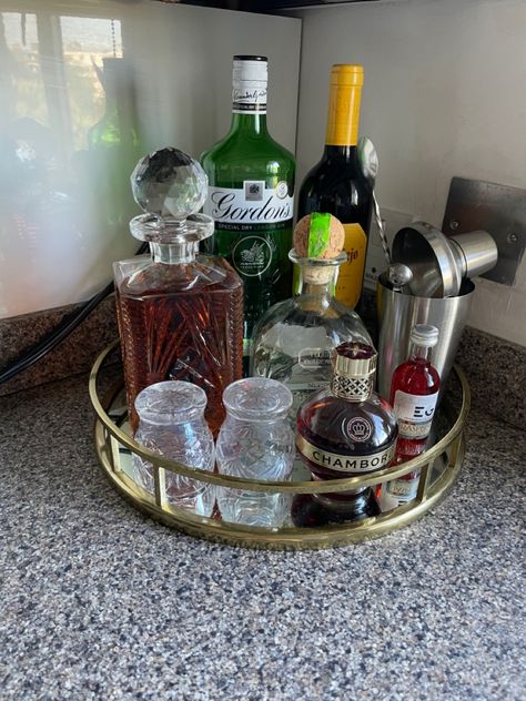 Alcohol Display Home, Bar Tray Styling, Barista Tips, Alcohol Display, Decor Cozinha, British House, Bar Mini, Whisky Drinks, Apartment Decorating Living