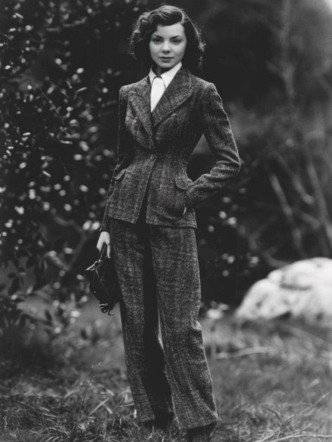 1940s Woman Portrait, 40s Female Fashion, 50s Suits Women, Vintage Women In Suits, Real 1920s Photos, 1930s Female Fashion, Vintage Suits Women 1940s Fashion, 1920 Suit Women, Female Reporter Outfit