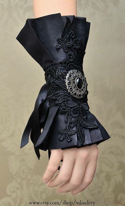 Gothic Goth Bracelets, Goth Wedding Jewelry, Steampunk Mode, Moda Steampunk, Elegant Goth, Mode Steampunk, Goth Wedding, Steampunk Wedding, Gothic Victorian