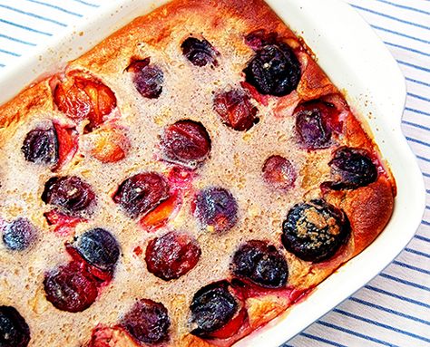 A traditional British batter pudding, made sweet with sugar and plums. Plum Clafoutis, Flan Au Caramel, Cherry Clafoutis, Traditional French Recipes, Yorkshire Pudding Recipes, Plum Pudding, Custard Cake, Plum Cake, Pudding Cake