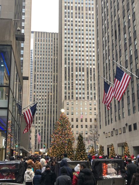 Usa Christmas, Aesthetic New York Christmas, American Christmas Aesthetic, Christmas Aesthetic In New York, New York Xmas Aesthetic, New York Christmas Aesthetic Night, Nyc At Christmas Time Aesthetic, New York In December, Holidays In New York