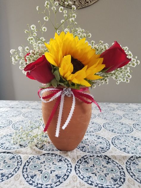 Sunflower Roses Centerpieces, Roses And Sunflower Quinceanera, Cantarito Flower Centerpiece, Sunflower And Roses Centerpieces, Rose And Sunflower Centerpiece, Charro Wedding Ideas Centerpieces, Cantarito Centerpiece, Sunflower Quinceanera Theme, Rose Quinceanera Theme