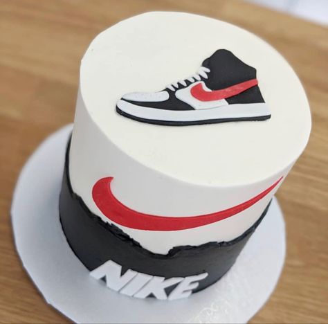 Nike Shoes Cake Design, Nike Jordan Cake Birthday, Nike Shoe Birthday Cake, Sneakers Cake Ideas, Nike Cake Design, All Star Birthday Cake, Nike Themed Cake, Air Jordan Cake Ideas, Nike Jordan Cake