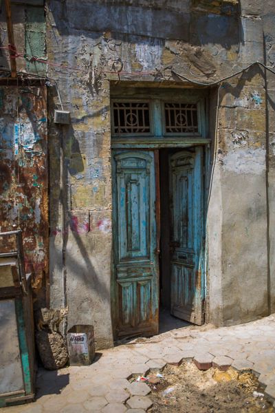 Cat in Cairo Egyptian Countryside, Life In Egypt, Old Cairo, Egyptian Painting, Old Abandoned Buildings, Egypt Culture, Blue Doors, Arabian Art, Old Egypt