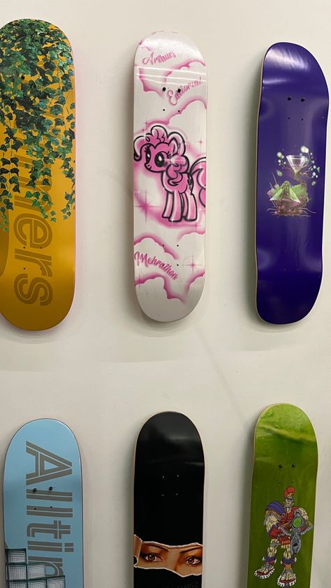 Skateboard Designs Aesthetic, Y2k Skateboard Design, Spray Paint Skateboard, Painted Skateboard Aesthetic, Skateboard Painting Ideas Aesthetic, Skateboard Aesthetic Design, Skateboard Design Diy Paint, Aesthetic Skateboard Design, Spray Paint Aesthetic