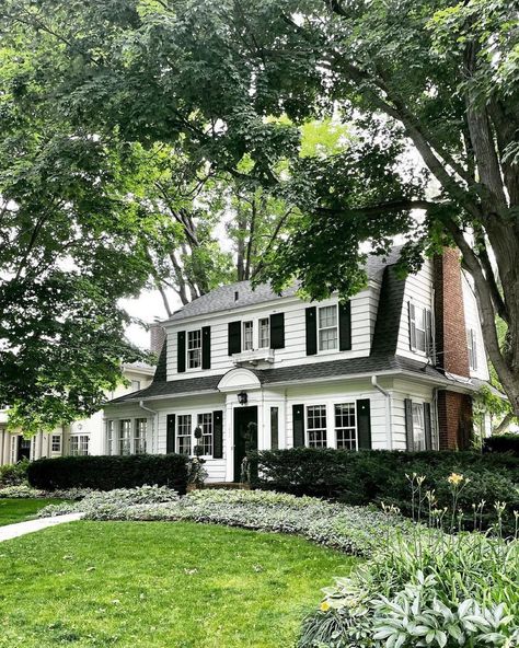 Gambrel House Exterior, New England House Floor Plans, Cape Cod Exterior Remodel, Classic New England Home, Gambrel House, Gambrel Exterior, 1940s Cottage, Home Facade, New England House