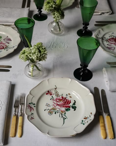 Just listed ✨ A mesmerizing array of mixed antique plates, each boasting scalloped edges and unique hand-painted floral designs. Plus, a gorgeous French antique table linen set for twelve, crafted in damask cotton and featuring exquisite bouquets and foliage patterns, centered around the embroidered initials H.B. Also featured is our dear Annie Goblet in Emerald green - an original piece modeled after the classic Georgian green glass and named after my mother. Elevate your table setting effor... French Table Setting, Vintage Tablescape, Embroidered Initials, French Table, Antique Dishes, Classic Table, Floral Plates, Antique Plates, Antique Floral