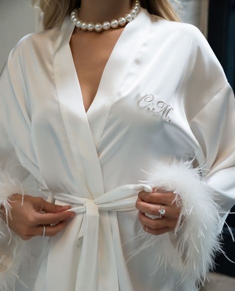 Before the aisle, there's the getting ready in style. Experience pre-wedding perfection with our dedicated Kimono collection for brides, designed with love by Le Olive. It is also possible to have this kimono personalised with the bride's (future) name. ⁠ ⁠ #bride #bridebook #bridestyle #bride2be #brideinspiration #personalised #personalisedgifts #personalisedgift #personalisedkeepsakes #kimono #feather Bride Robe Getting Ready, Kimono Bride, Boho Wedding Backdrop, Kimono Collection, Angelcore Aesthetic, Bride Preparation, Catholic Beliefs, Bridal Nightgown, Bridal Gown Styles