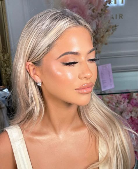 Soft Glam For Wedding Guest, Glowy Bronze Makeup Wedding, Bronzed Glowy Makeup Look, Glowy Engagement Makeup, Formal Glowy Makeup, Formal Makeup Natural Glowy, Glowy Natural Prom Makeup, Glowy Makeup Blonde Hair, Prom Glowy Makeup