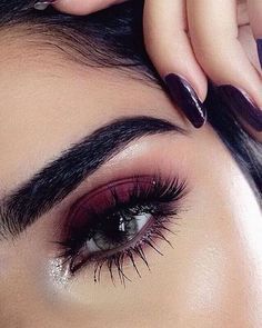 I love this eye Shad Burgundy Eyeshadow Looks, Burgundy Eyeshadow, Burgundy Makeup, Make Up Inspiration, Beauty Make-up, Fall Makeup, Long Lashes, Makeup Goals, Beauty Ideas