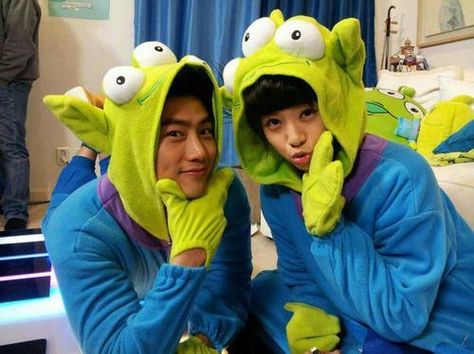 Alien Couple, Taecyeon & Guigui 2 Pm Kpop, Wgm Couples, We Got Married Korean, Two Couples, Korean Variety Shows, Ok Taec Yeon, Playful Kiss, Ok Taecyeon, Woo Do Hwan