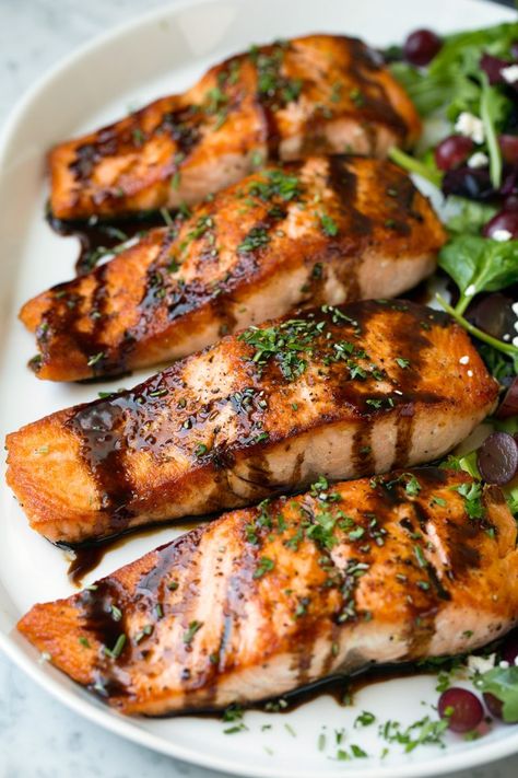 Salmon Balsamic Glaze, Balsamic Glazed Salmon, Honey Salmon Recipes, Balsamic Salmon, Balsamic Glaze Recipes, Chicken Honey, Salmon Glaze Recipes, Plats Healthy, Seared Salmon