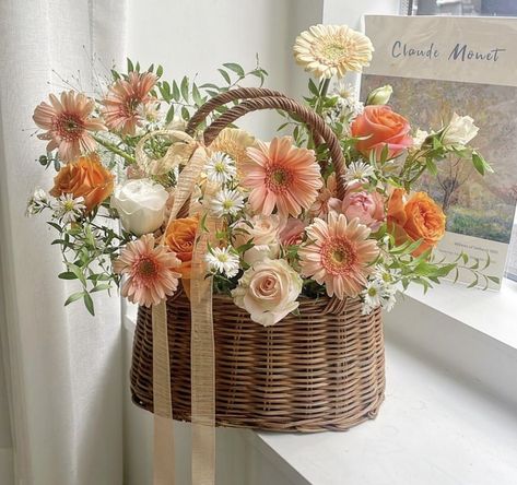 Cottagecore Flower Arrangement, Wicker Basket Bouquet, Easter Basket Flower Arrangements, Flower Basket Centerpiece Wedding, Wicker Basket With Flowers, Picnic Basket Floral Arrangements, Small Basket Flower Arrangements, Picnic Basket Flower Arrangement, Picnic Basket With Flowers