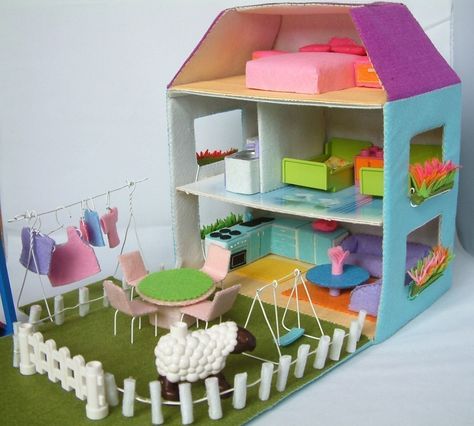 Felt Doll House, Cardboard Dollhouse, Carton Diy, Felt House, Felt Toys Patterns, Barbie House, Diy Cardboard, Cardboard Crafts, Felt Diy