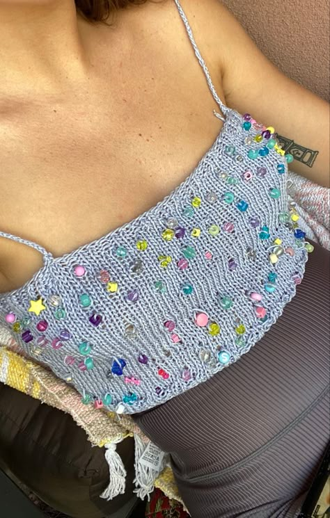 Crochet Tops With Beads, Crochet With Beads Top, Crochet Top With Charms, Beaded Crochet Top, Crochet Top With Beads, Crochet Top With Pearls, Crochet Top Beads, Mermaid Core Crochet, Sequins Crochet