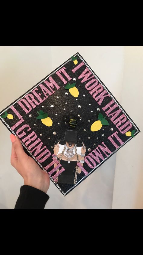 Beyoncé Graduation Cap #queenb #beyonce #graduation #gradcap #formation #behive #graduationcap Beyonce Graduation Cap Ideas, Beyonce Graduation Cap, Beyonce Memes, Beyonce Lyrics, 8th Grade Graduation, Graduation Cap Decoration Diy, Grad Hat, High School Graduation Cap, College Graduation Cap Decoration