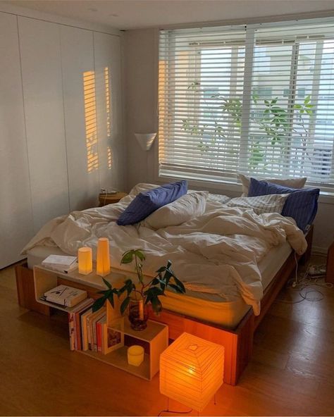 Rug Under Bed Aesthetic, Bedroom Decor For Small Rooms Minimalist, No Headboard Aesthetic, Brazilian Bedroom Aesthetic, Apartment Inspo Minimalist, Small Nyc Bedroom, Nyc Apartment Bedroom, Bedsheets Aesthetic, Colorful Minimalist Bedroom