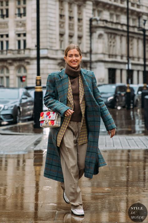 London Fall 2020 Street Style: Emili Sindlev - STYLE DU MONDE | Street Style Street Fashion Photos Emili Sindlev Emili Sindlev, Perjalanan Kota, 2020 Street Style, London Fall, London Fashion Weeks, Living In London, Fallen London, Chique Outfits, London Street Style