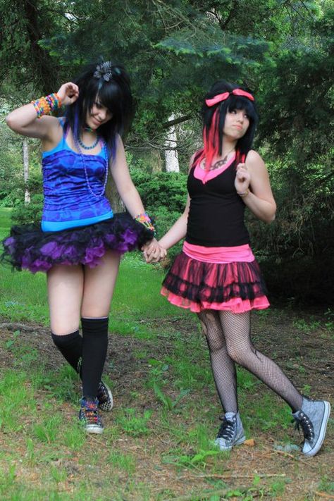 Scene Emo Aesthetic, Scene Friends, Emo Scene Girls, 2000s Scene, Scene Core, Alt Clothes, Scene Queens, Scene Outfits, Scene Girls