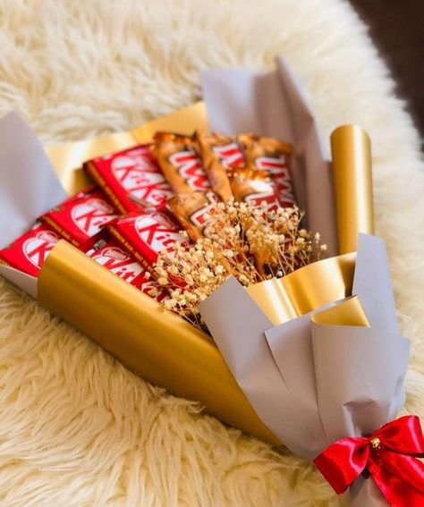 Bouquet For Him, Happy Chocolate Day, Food Bouquet, Diy Gifts To Sell, Diwali Gift Hampers, Chocolate Bouquet Diy, Candy Bouquet Diy, Diy Bouquet Wrap, Best Gift Baskets