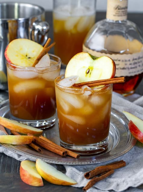 Bourbon Cider, Bourbon Apple Cider, Christmas Drinks Recipes, Cider Drinks, Apple Bourbon, Bourbon Recipes, Bourbon Cocktail, Fall Cocktails Recipes, Cocktail Appetizers