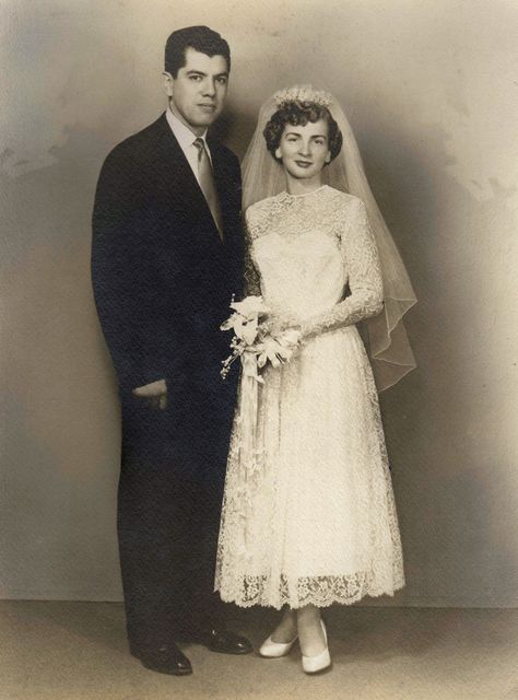 My mother made her wedding dress. Circa 1952 1950 Wedding, Old Wedding Photos, 1970s Wedding Dress, Nostalgic Wedding, 1960s Wedding, 1950s Wedding, Vintage Brides, Vintage Wedding Photos, Vintage Weddings