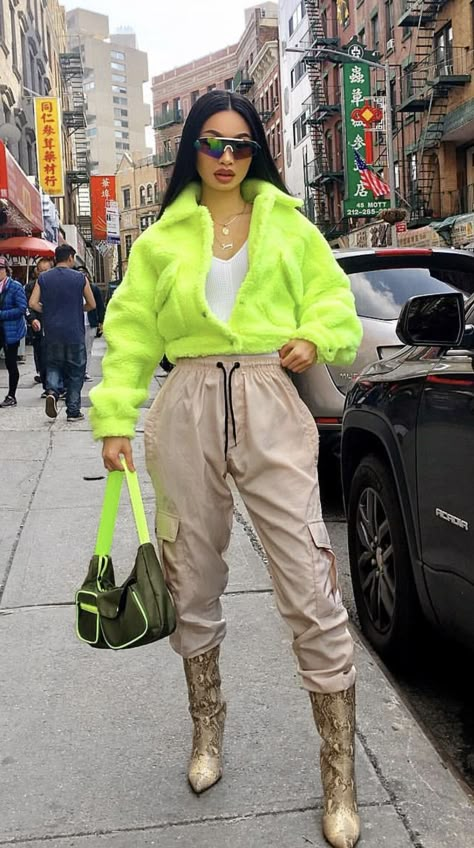 Neon Jacket Outfit Street Styles, Neon Sweatshirt Outfit, Neon Jacket Outfit, Neon Style Outfit, Nctzen Outfit, Neon Yellow Outfit, Ropa Color Neon, Nude Trousers, Sports Jacket Outfit