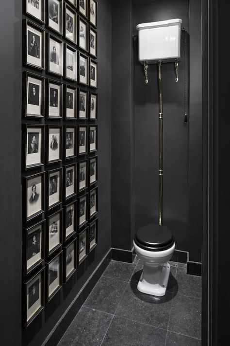 Drømme Bad, Small Toilet Design, Design Interior Baie, Gold Bad, Koti Diy, Black And Gold Bathroom, Small Toilet Room, Bilik Air, Serene Bathroom