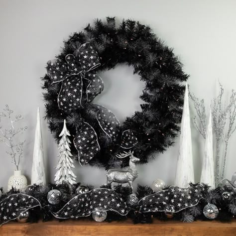 Black Christmas Reef, Black White Christmas Decor, Black And White Christmas Decorations, Black And White Christmas Wreath, Black And Silver Christmas, Black Christmas Decor, Black And White Christmas Decor, Christmas Goals, Silver Christmas Wreath