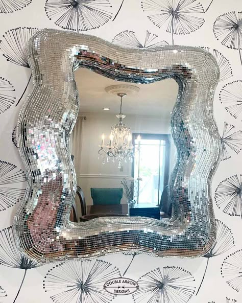 How To Make A Fun Disco Ball Mirror! - Double Arrow Designs Discoball Mirror Diy, Diy Disco Ball, Spiegel Diy, Ball Mirror, Disco Ball Mirror, Mirror Hack, Preppy Bedroom Decor, Disco Decorations, Earthy Living Room