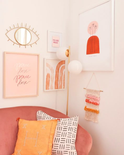 Boho Pink Room Decor, Orange And Pink Aesthetic Room, Peach Boho Bedroom, Pink And Orange Bedroom Aesthetic, Boho Desk Ideas, Orange Pink Room, Macrame Gallery Wall, Peach Room Decor, Pink And Orange Bedroom