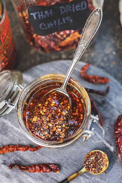 Make Chili Oil, Chili Oil Recipe, Mexican Chili, How To Make Chili, Dried Chili Peppers, Thai Chili, Homemade Condiments, Spicy Salsa, Condiment Recipes