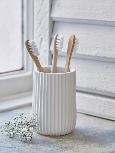 Photo White Toothbrush, Dental Office Design Interiors, Sikat Gigi, Scandi Decor, Cerámica Ideas, Bathroom Toothbrush Holder, Diy Pottery, Ceramics Pottery Art, Homewares Shop