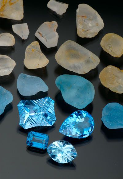 BLUE TOPAZ - Virtually colorless topaz rough (above) is irradiated and then heated to turn blue (middle layer of rough) Rock Collecting, Rocks And Fossils, Turn Blue, Semi Precious Gems, Minerals And Gemstones, Rocks And Gems, Precious Gems, Gems And Minerals, Topaz Gemstone