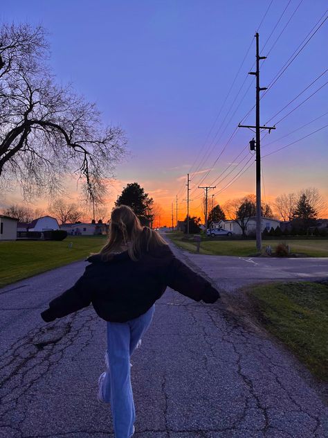 sunset sunrise hot girl outfit summer spring vibes aesthetic outfit inspo instagram insta gram inspiration photos jeans park neighborhood street pics Rainy Pics Instagram, Sunset Insta Pic Ideas, Jeans Pics Ideas, Perfect Instagram Pictures, Girl Aesthetic Photoshooting, Outside Girl Aesthetic, Neighborhood Walk Aesthetic, Hot Aesthetic Pictures Ideas, Sunset Instagram Pictures Field