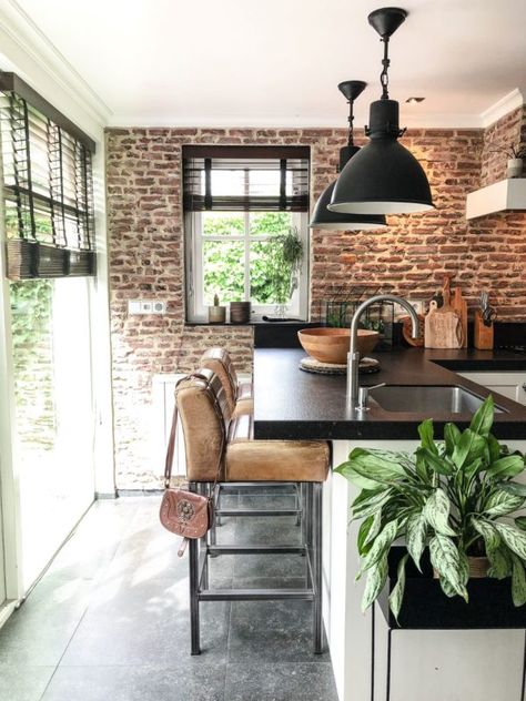 Een echte brick wall in de keuken van Bonte.eu - LivingHip Brick Wall Kitchen Ideas, Kitchen With Brick, Kitchen Brick Wall, Brick Wall Kitchen, Interior Brick, Brick Interior Wall, Brick Interior, Brick Kitchen, Brick Walls