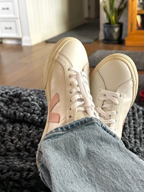 Veja Sneakers Outfit Aesthetic, Pink Veja Sneakers Outfit, Veja Shoes Outfit, Veja Aesthetic, Pink Veja, Veja Sneakers Outfit, Retro Sneakers Outfit, Pink And White Sneakers, Veja Shoes