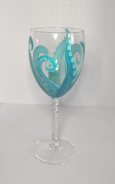 Ocean Glass Painting, Cute Painted Wine Glasses, Girly Wine Glasses, Wine Glass Painting Ideas Easy, Glass Cup Painting Ideas, Glass Cup Painting, Painted Wine Glasses Diy, Cup Painting Ideas, Hand Painted Wine Glasses Diy